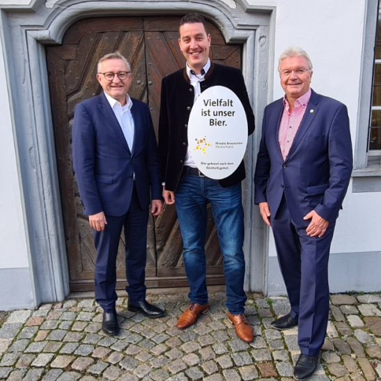 Martin Schimpf (m.) steht künftig als Präsident an der Spitze des Verbandes Private Brauereien Deutschland e.V. Gemeinsam mit Geschäftsführer Roland Demleitner (l.) dankte er dem bisherigen Verbandspräsidenten Detlef Projahn (r.) für sein unermüdliches Wirken im Verband.